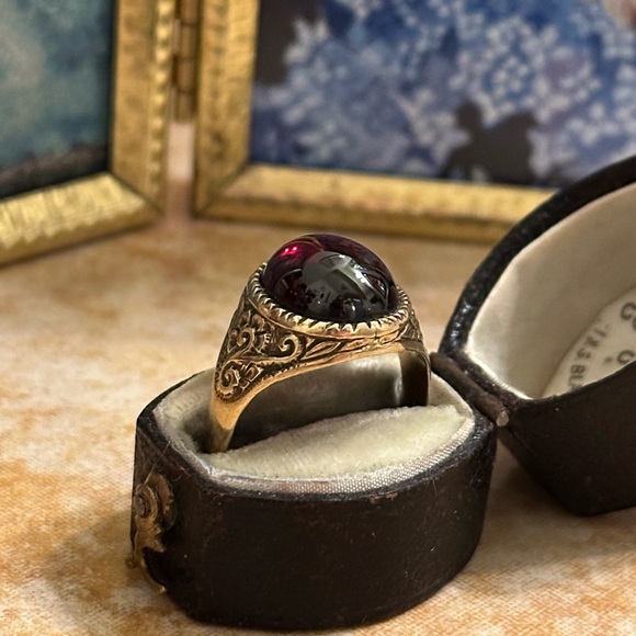 Vintage 9K Gold Garnet Cabochon Ring In Floral Setting Size 6.75 - Picture 12 of 16